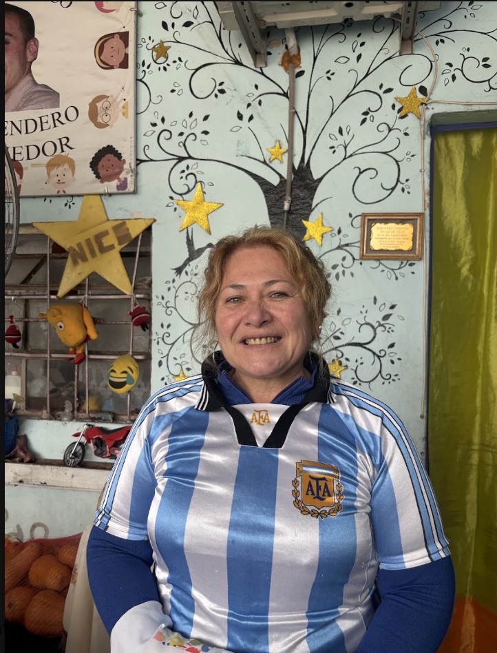 Estela, referente de Lo de Nico, frente al mural del espacio comunitario
